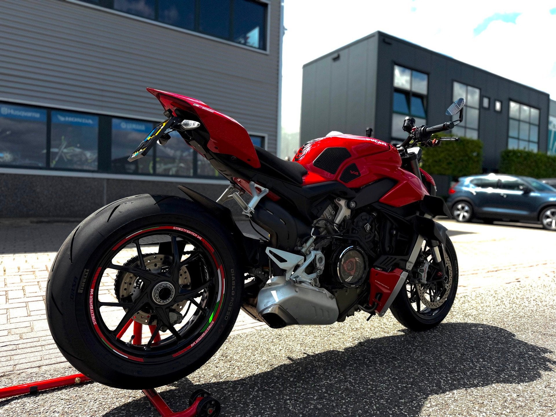 Ducati Naked Streetfighter V4, Info@ducati.com, Bedrijf, Meer dan 35 kW, Via Antonio Cavalieri Ducati. 3
40123  Bologna, IT