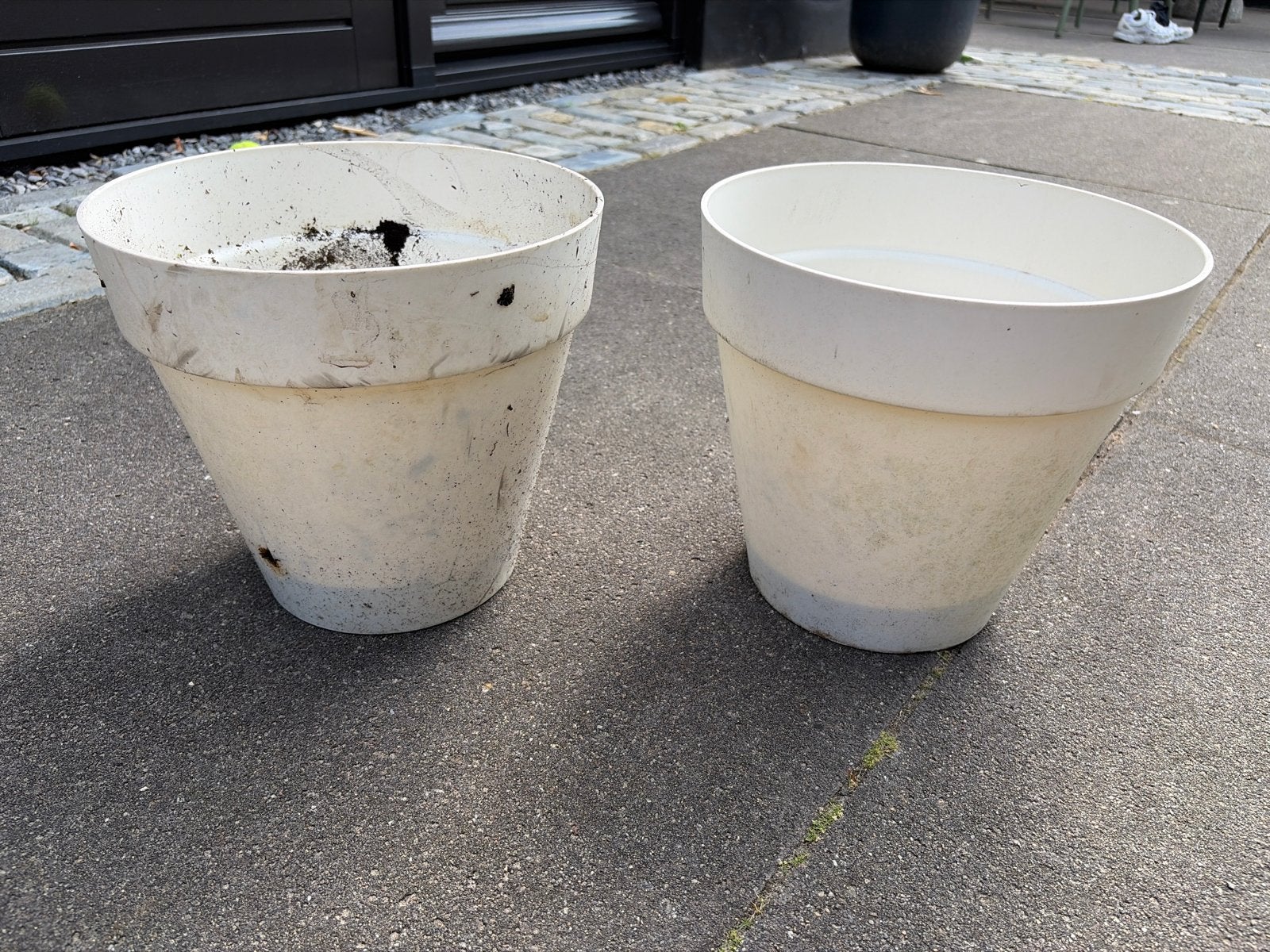 Twee gebruikte Elho bloempotten, wit, kunststof, Kunststof, Gebruikt, Balkon, Rond