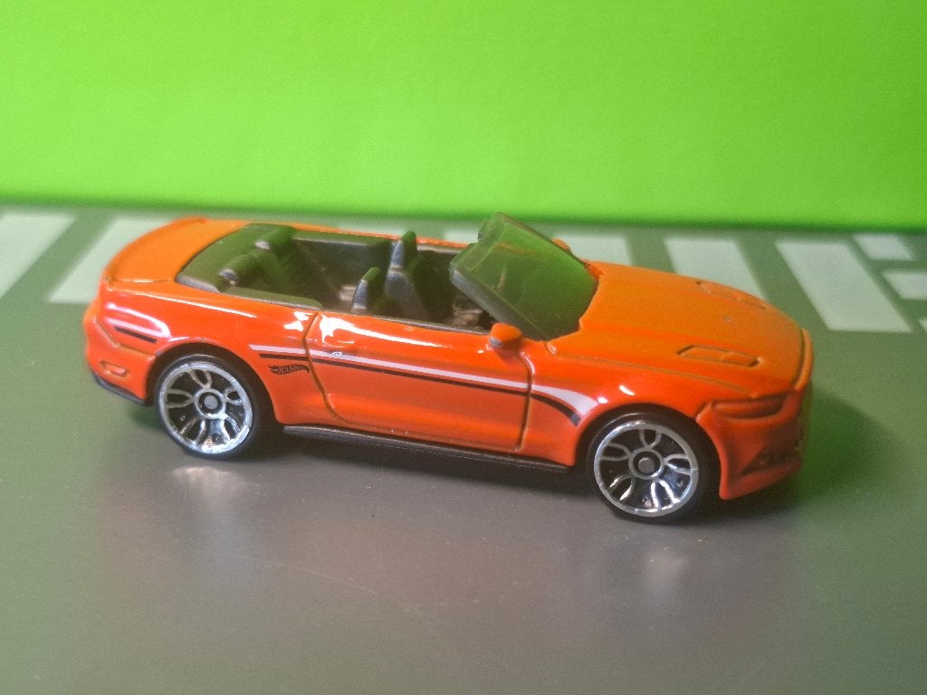 Hotwheels - 2015 Ford Mustang GT Convertible [oranje] 1/60, Ophalen of Verzenden, Zo goed als nieuw, Auto