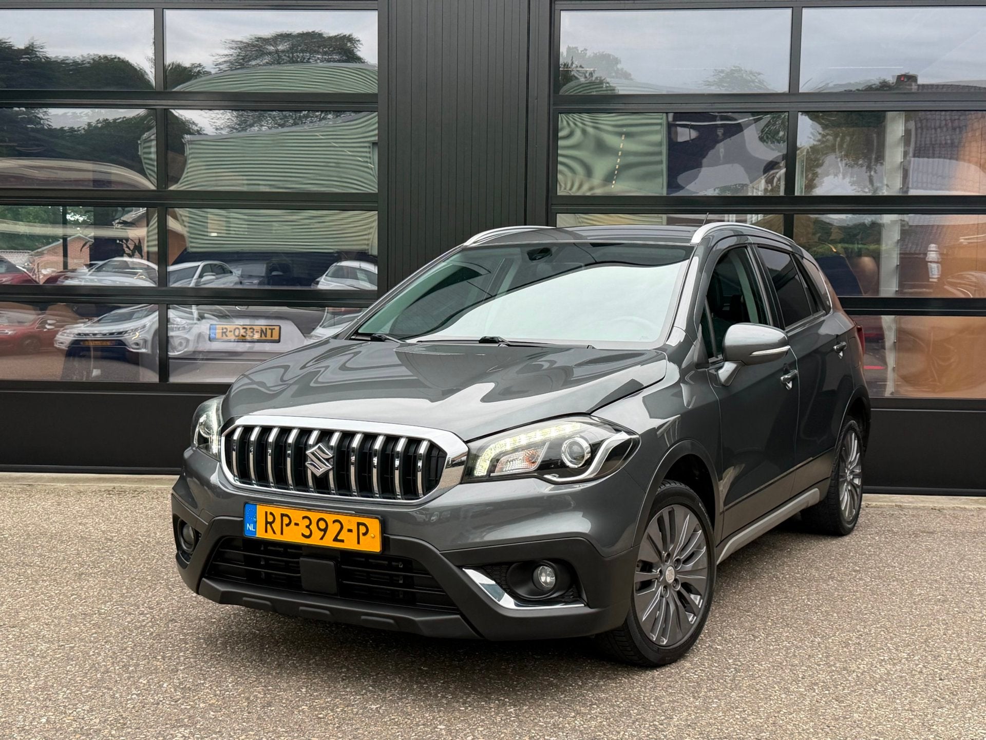 Suzuki S-Cross 1.0 Boosterjet Exclusive Led Navi Camera Trek, Auto's, Voorwielaandrijving, Gebruikt, Euro 6, 400 kg