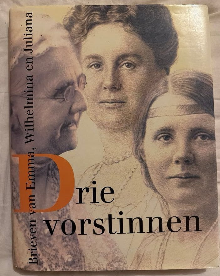 Drie vorstinnen: Brieven van Emma, Wilhelmina en Juliana, Ophalen of Verzenden, 20e eeuw of later, Zo goed als nieuw