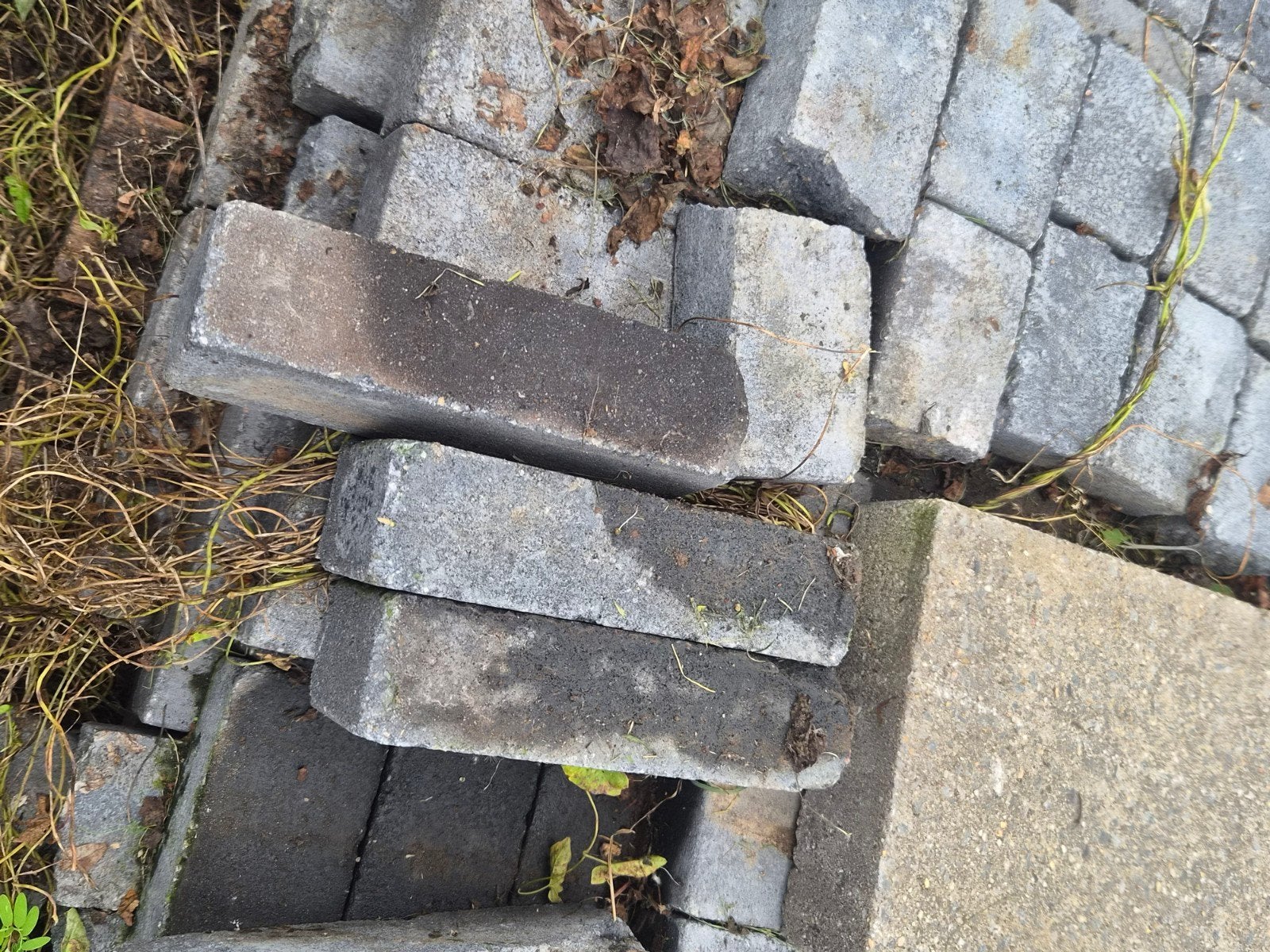 Gebruikte betonnen klinkers waalformaat getrommeld zwart, Tuin en Terras, Ophalen, Gebruikt, Klinkers, 10 m² of meer