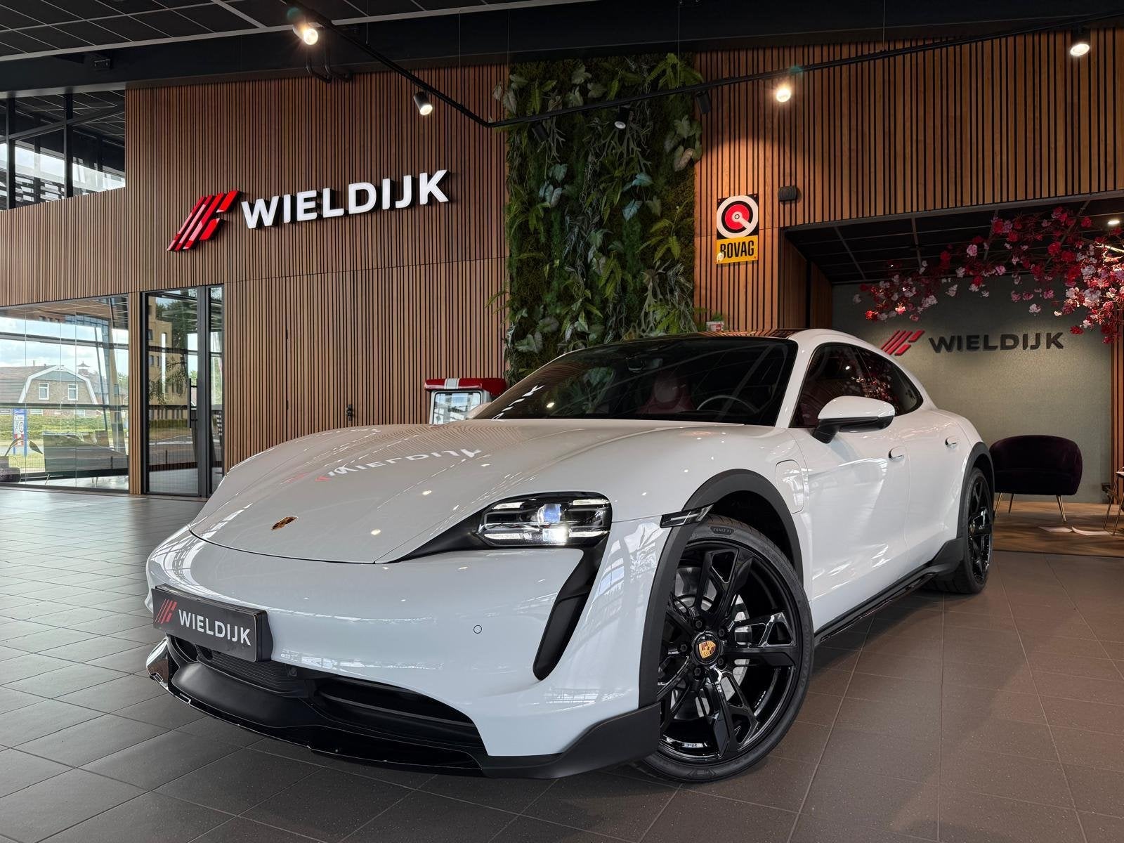 Porsche Taycan Cross Turismo 4 93 kWh Tot 2030 fabrieksgaran, Auto's, Automaat, Zwart, 110 €/maand, 4 stoelen