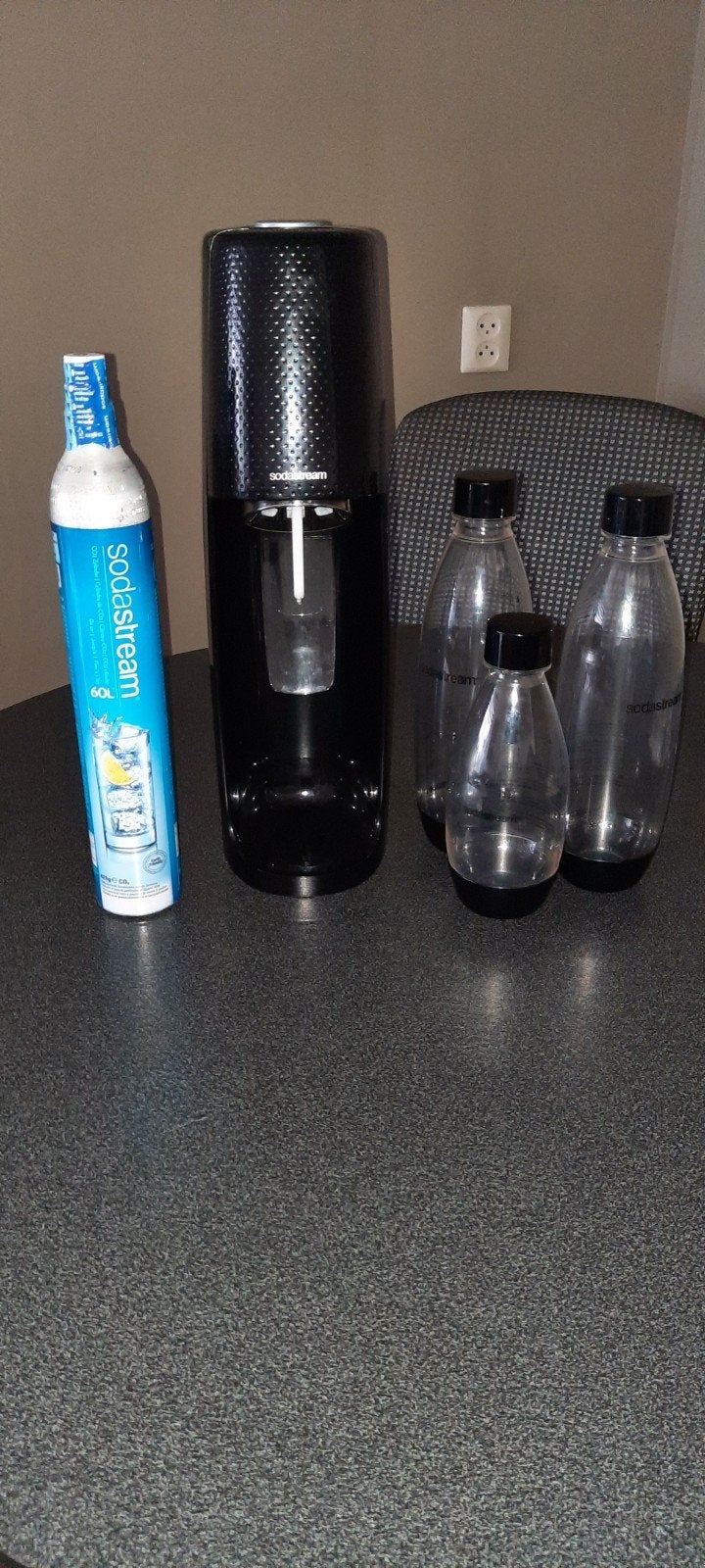 Sodastream met nieuwe volle gasfles en flessen, Overige typen, Kunststof, Ophalen of Verzenden, Zo goed als nieuw