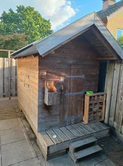 Ruim houten kinderspeelhuisje – 2 x 3 meter, Gebruikt, Tuinhuis, Minder dan 200 cm, 1 raam