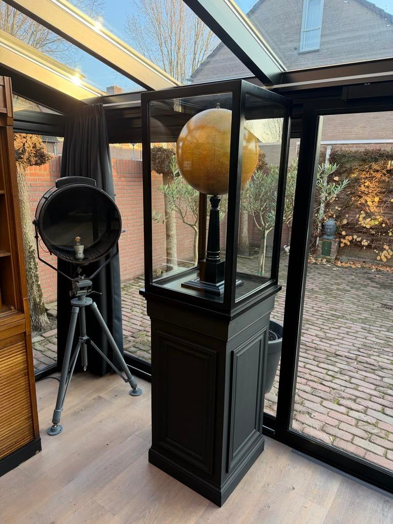 Antieke Globe uit de 20e Eeuw in Zwarte Vitrine, Antiek en Kunst, Ophalen of Verzenden