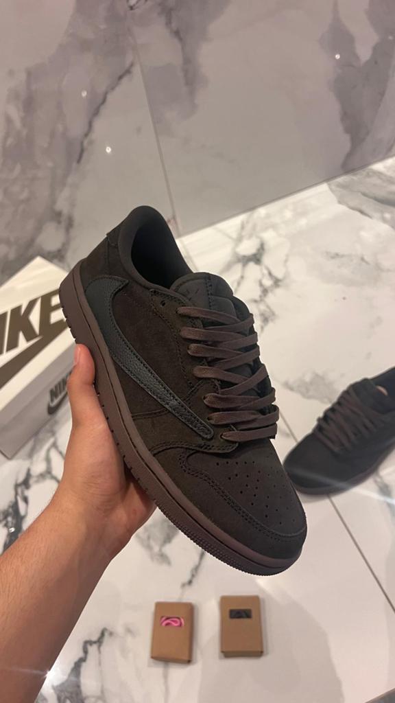 Travis Scott Jordan 1 Low Retro OG SP Brown Velvet, Kleding | Heren, Schoenen, Ophalen of Verzenden, Nieuw, Bruin