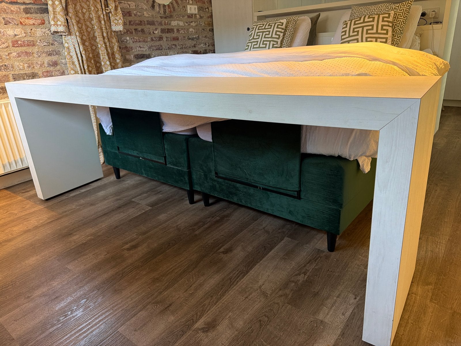 Witte bedtafel op maat gemaakt met wieltjes, Ophalen, Minder dan 50 cm, Gebruikt, 200 cm of meer
