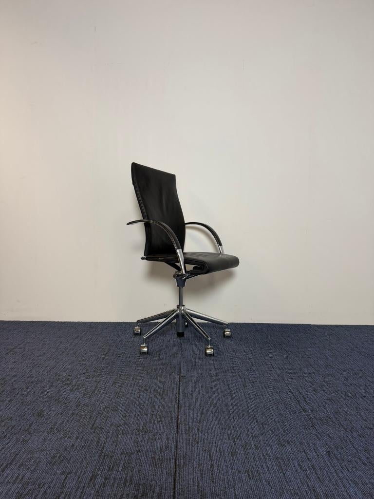 42 x Bureaustoel Ahrend 350, zwart leder, chroom frame