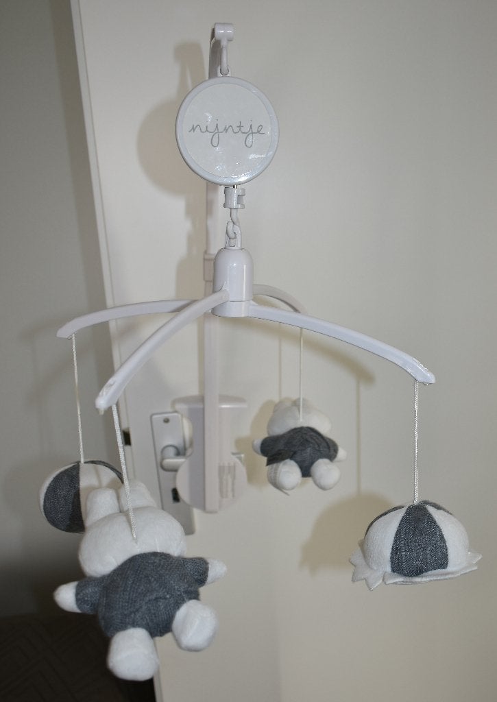 Ti Amo van Nijntje grijs/witte, nette, gebreide muziekmobiel, Kinderen en Baby's, Speelgoed | Babyspeelgoed, Ophalen, Zo goed als nieuw