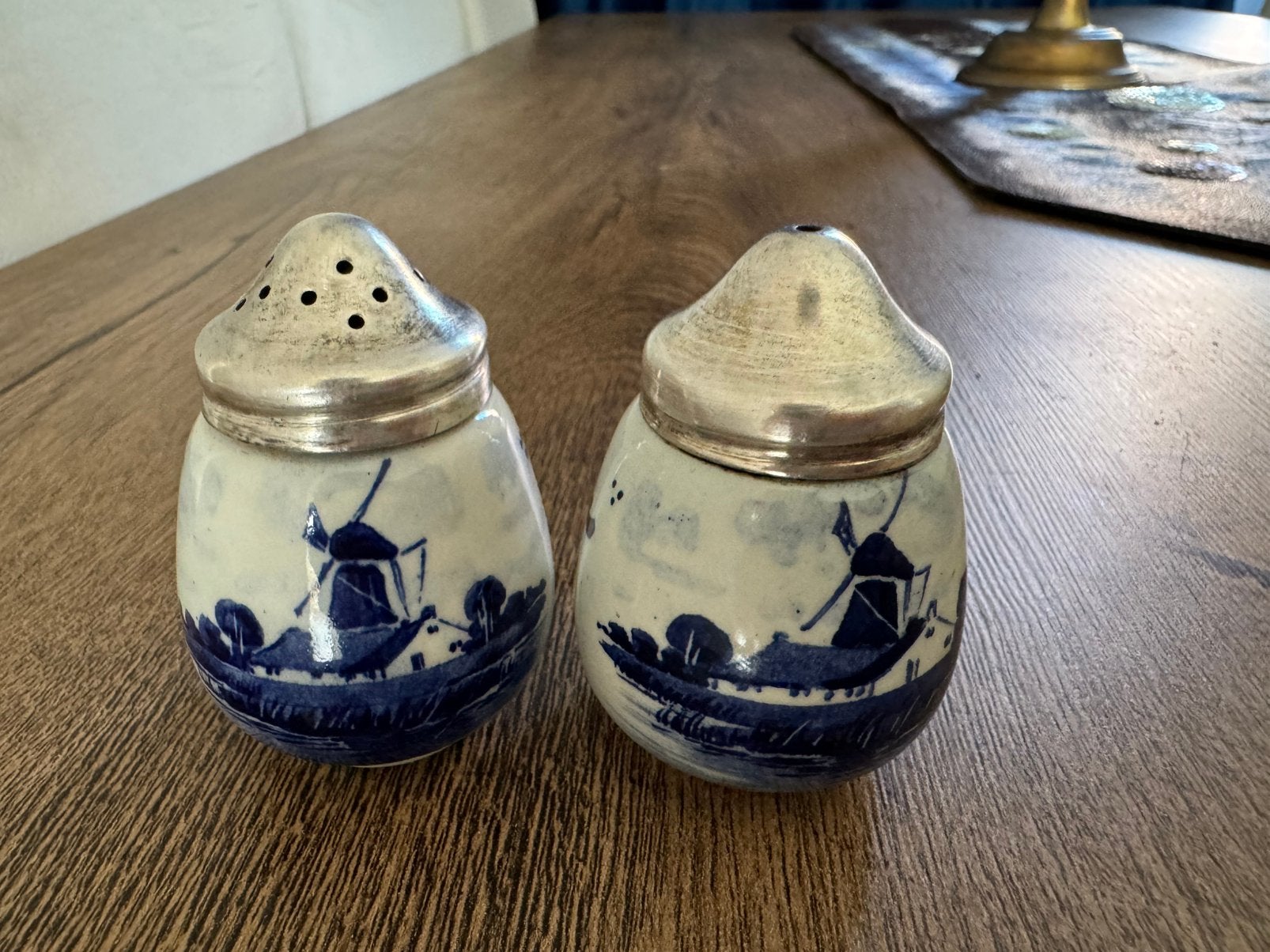 Keramische set bestaande uit een zoutvaatje en een lepel., Antiek en Kunst, Ophalen