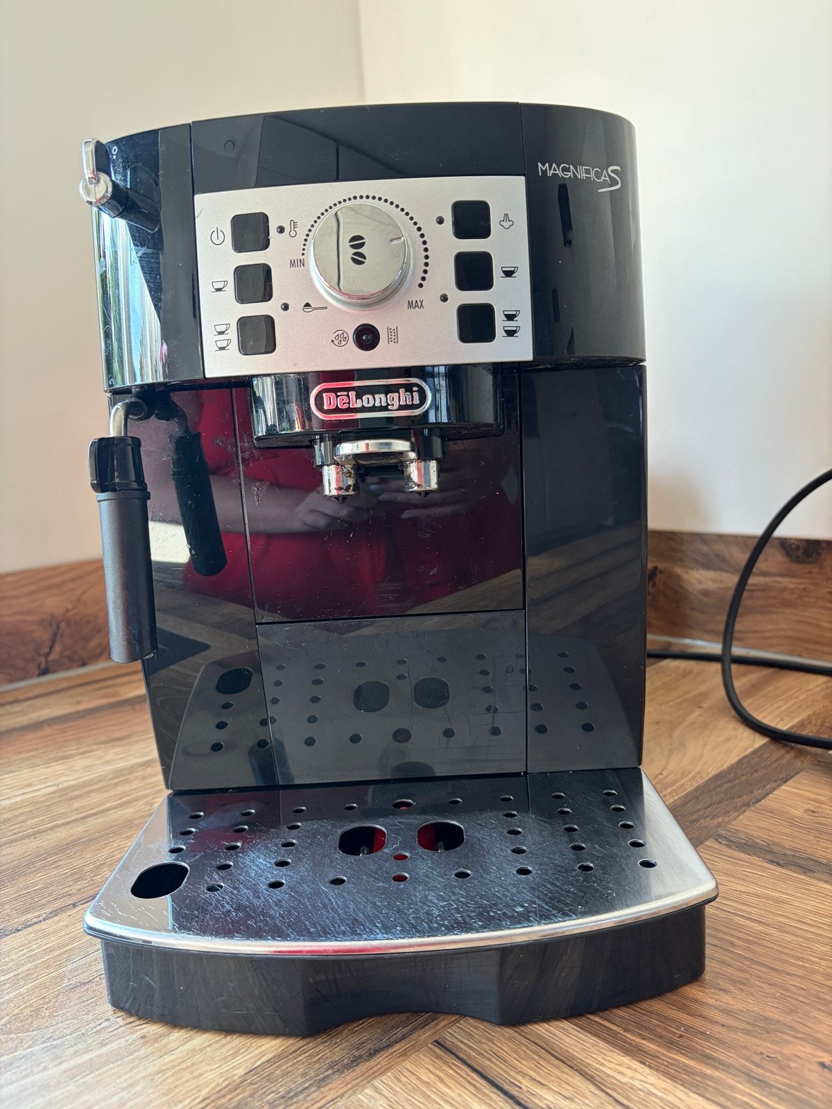 DeLonghi Magnifica S volautomatische espressomachine, Witgoed en Apparatuur, Koffiezetapparaten, Stoompijpje, Gebruikt, Koffiemachine
