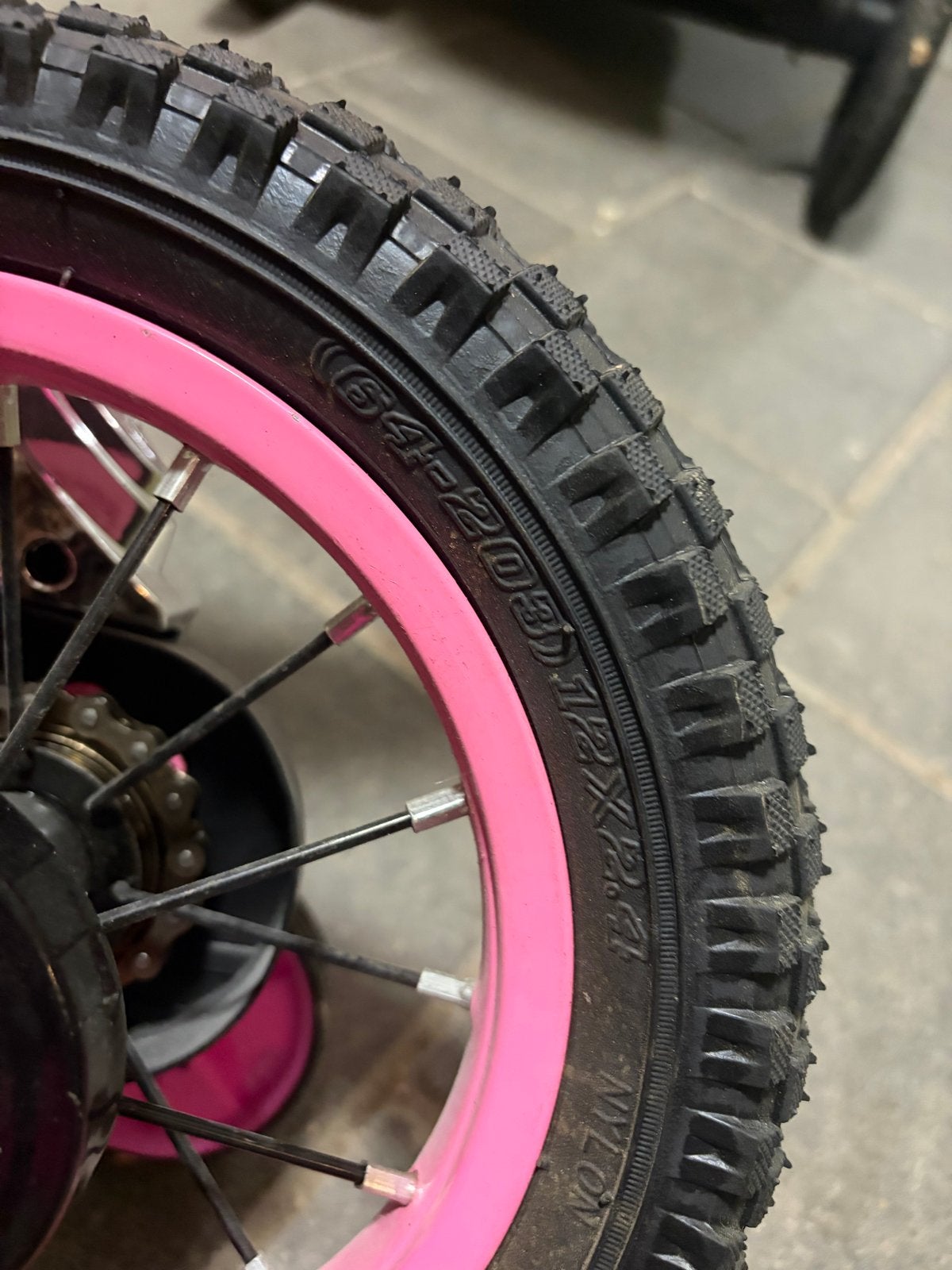 Roze kinderfiets met zijwieltjes - 12 inch, Zijwieltjes, Gebruikt, Velgrem, Ophalen of Verzenden