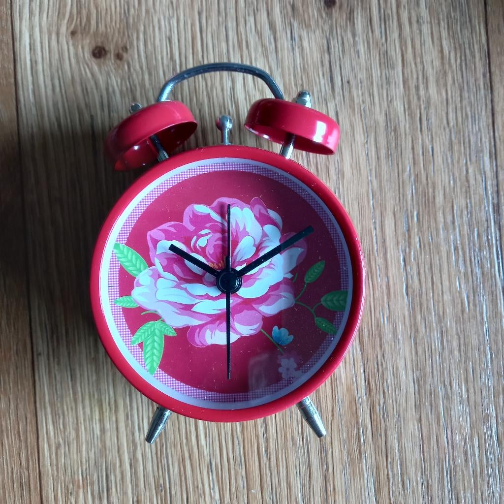 Schattig wekkertje 12 cm x 8 cm  * Nieuw *., Ophalen of Verzenden, Nieuw, Klok