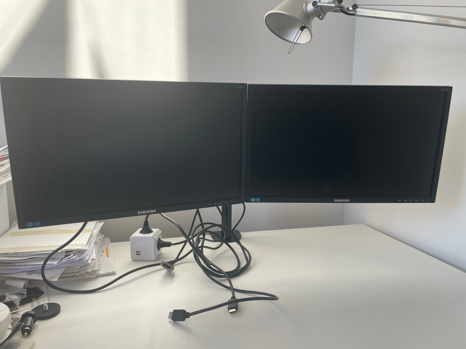 2x Samsung S22E450 monitoren met monitorarm, Computers en Software, Monitoren, Ophalen, Gebruikt, In hoogte verstelbaar, Full HD