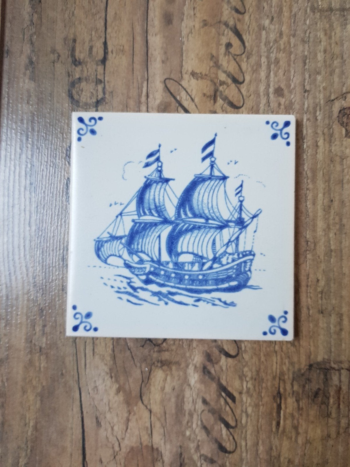Oud delfsblauw tegeltje met Nederlands tallschip, Antiek en Kunst, Antiek | Wandborden en Tegels, Ophalen of Verzenden