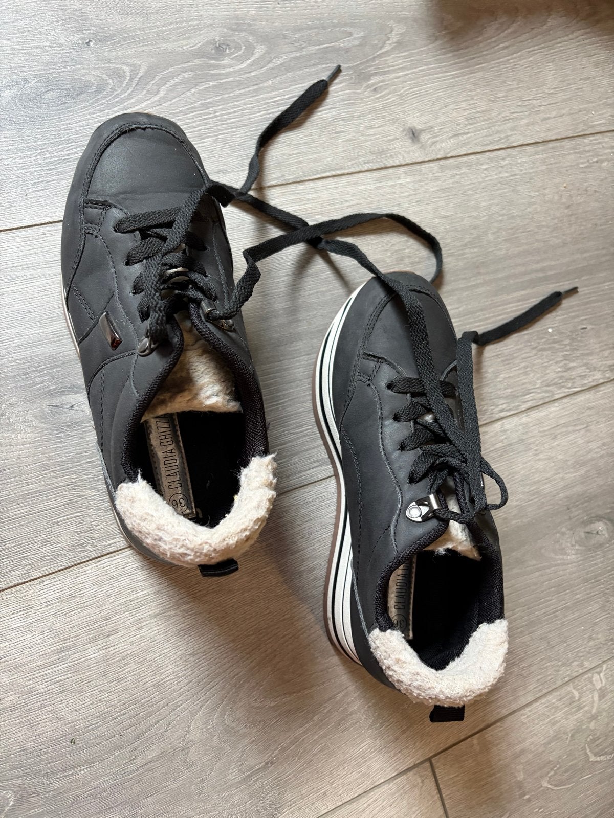 Zwarte sneakers met plateauzool en teddy voering, Ophalen of Verzenden, Zo goed als nieuw, Zwart, Sneakers of Gympen