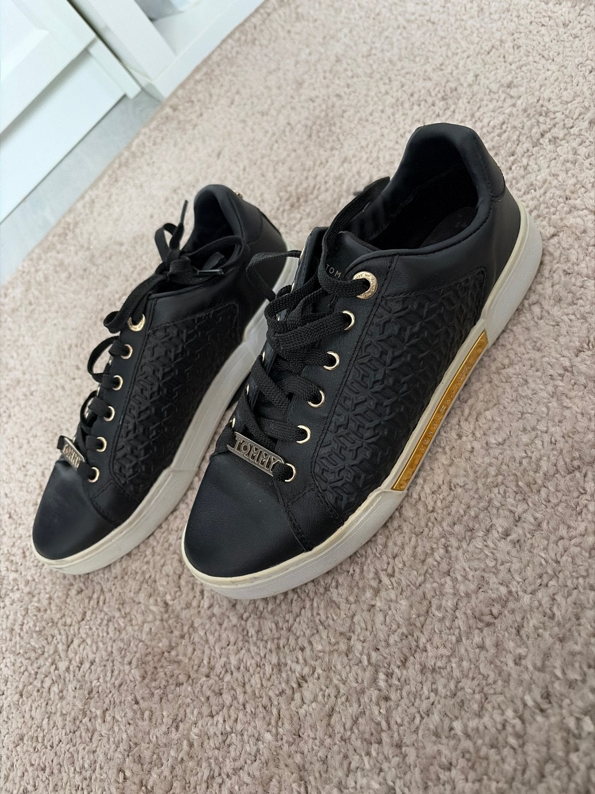 Tommy Hilfiger sneakers zwart met gouden details, Ophalen of Verzenden, Zo goed als nieuw, Zwart, Sneakers of Gympen