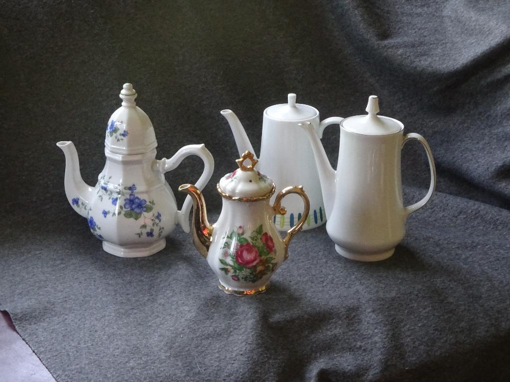Twee theepottten en twee koffiepotten, Gebruikt, Overige typen, Ophalen of Verzenden, Overige stijlen