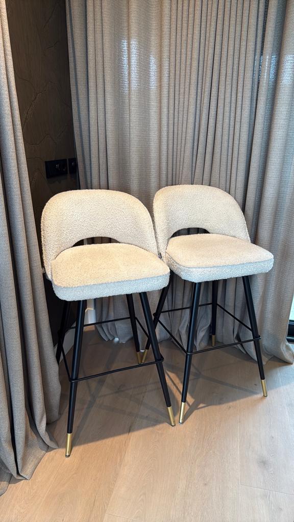 Set 2 EICHHOLTZ Barstoelen zwarte poten en goudaccenten, Huis en Inrichting, Ophalen, Met voetsteun, Zo goed als nieuw, 90 cm of meer