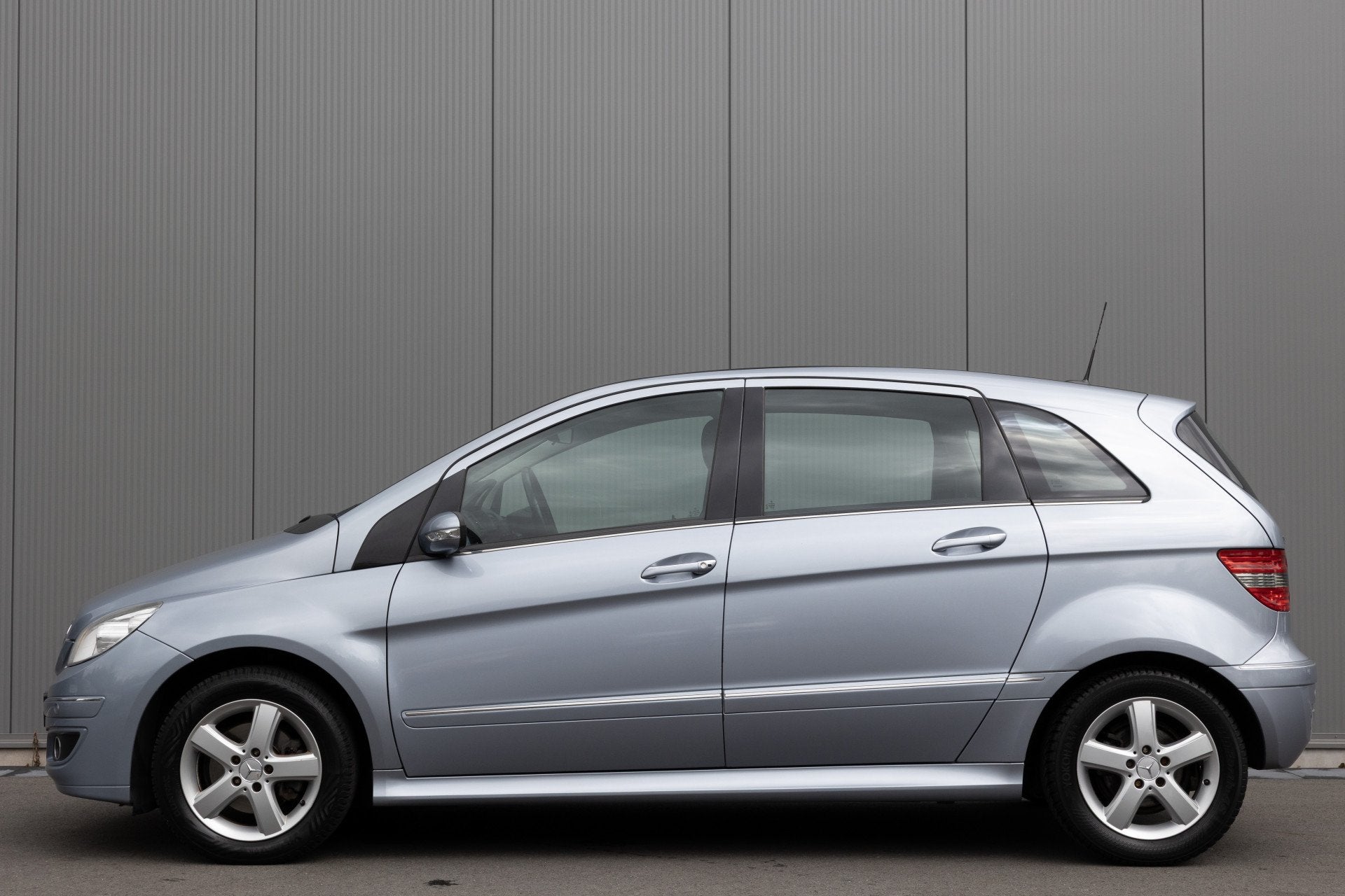 Mercedes-Benz B-Klasse 200 Turbo | LEDER | NAVI | NL-AUTO, Auto's, Mercedes-Benz, Gebruikt, 194 pk, 4 cilinders, 400 kg