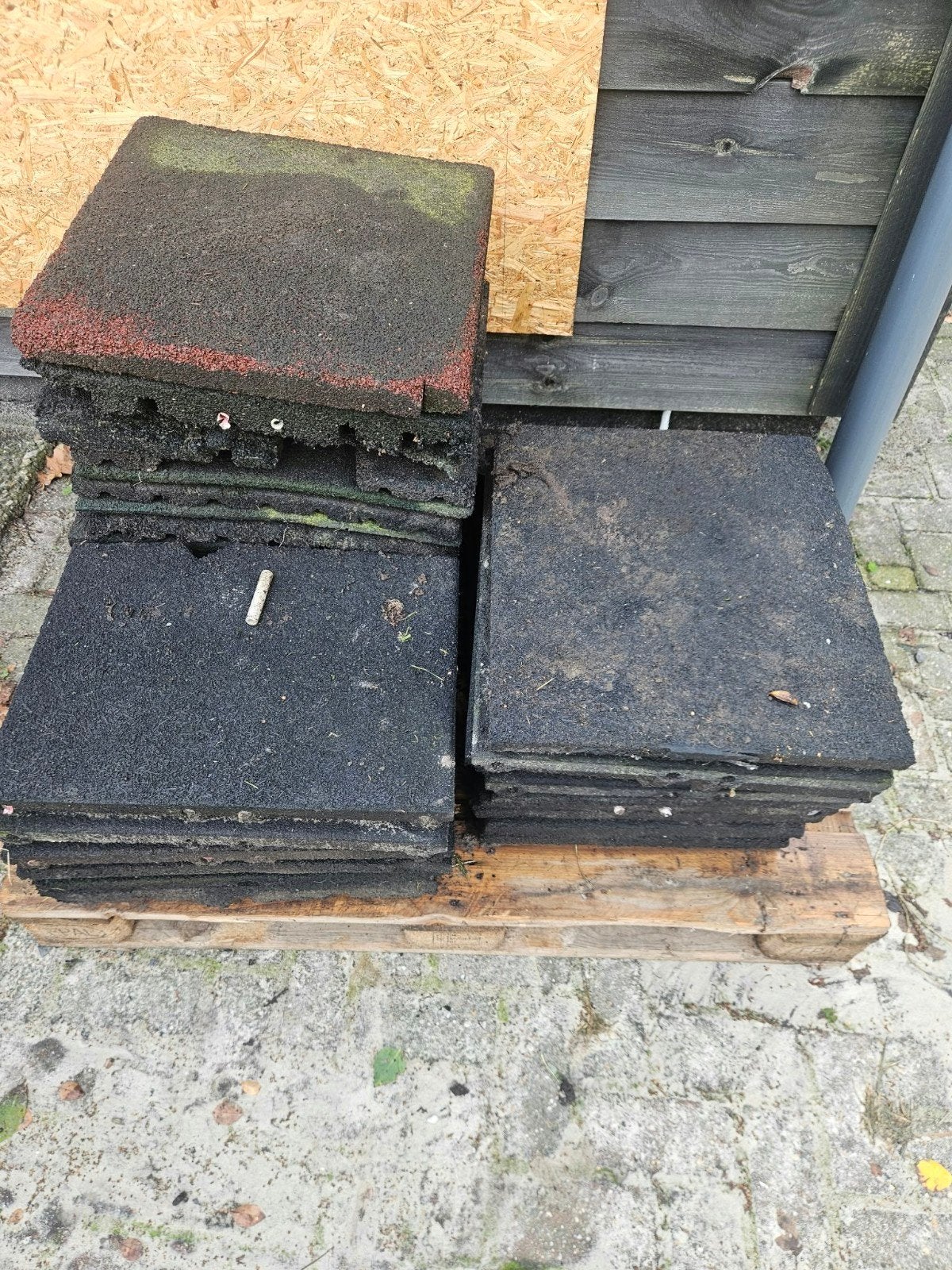 2x pallet met rest rubberen tegels  zie foto's, Tuin en Terras, Ophalen, Gebruikt, Rubber, Overige typen