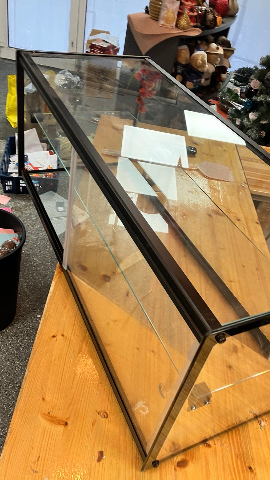 Glazen bonbonvitrine met schuifdeuren - Zo goed als nieuw, Ophalen, 50 tot 100 cm, Minder dan 100 cm, 25 tot 50 cm