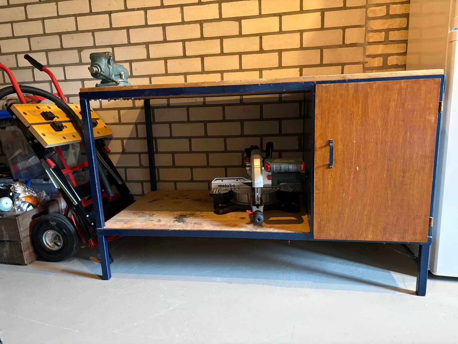 Stevige werkbank met opbergruimte en bankschroef, Doe-het-zelf en Verbouw, Werkbanken, Ophalen, Gebruikt, 120 tot 170 cm, Bankschroef