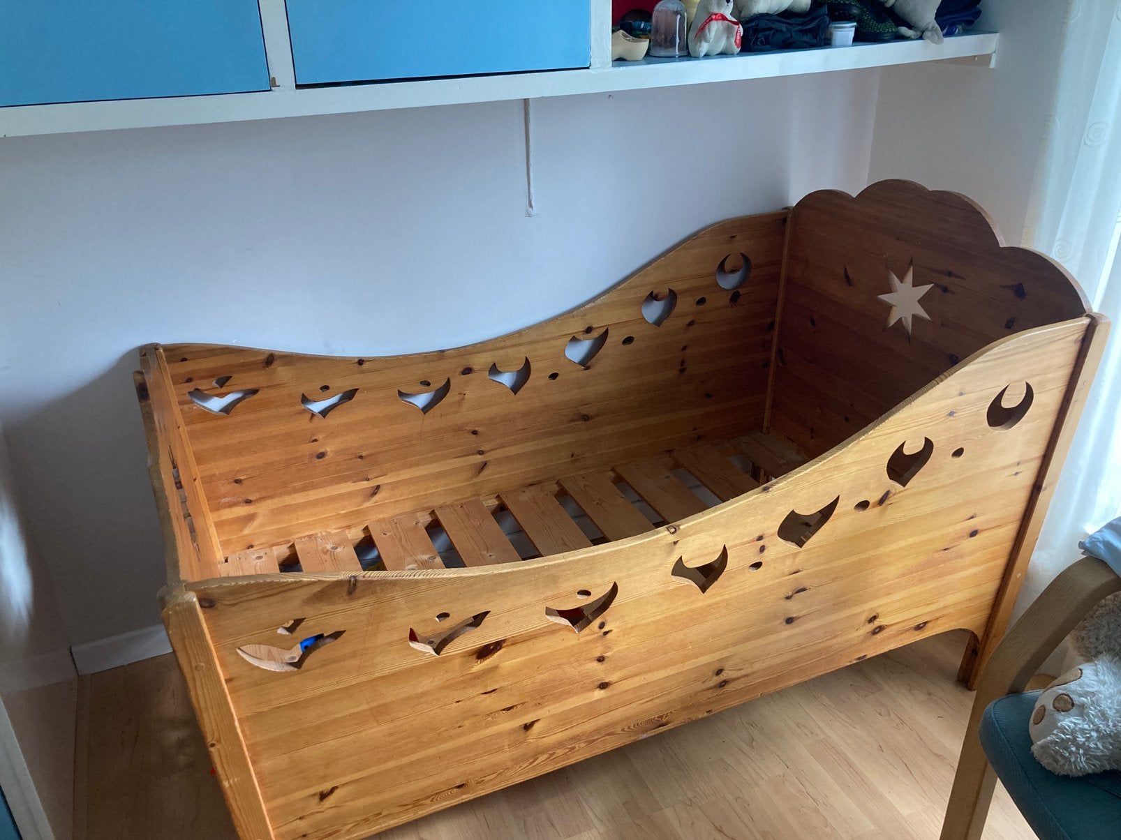 Houten kleuterbed - unieke uitvoering, Ophalen, Gebruikt, 140 tot 160 cm, 70 tot 85 cm