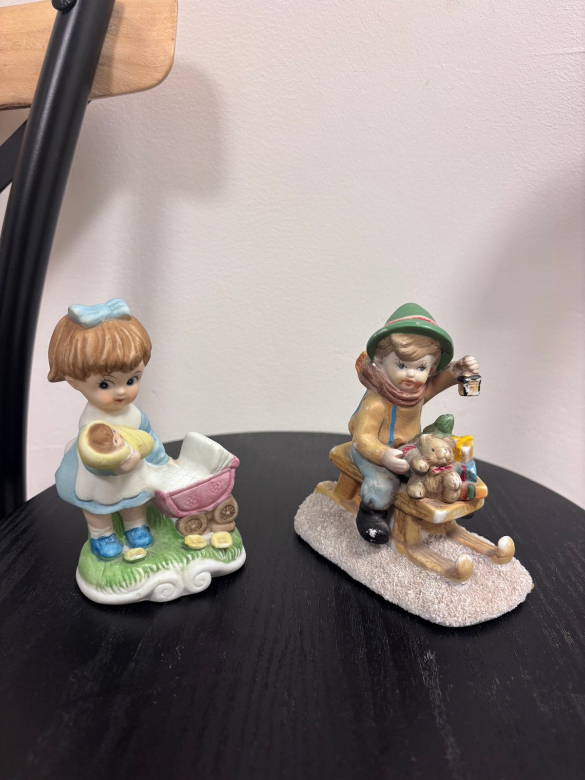 Vintage porseleinen beeldjes: meisje met kinderwagen en jong, Ophalen of Verzenden, Gebruikt, Mens