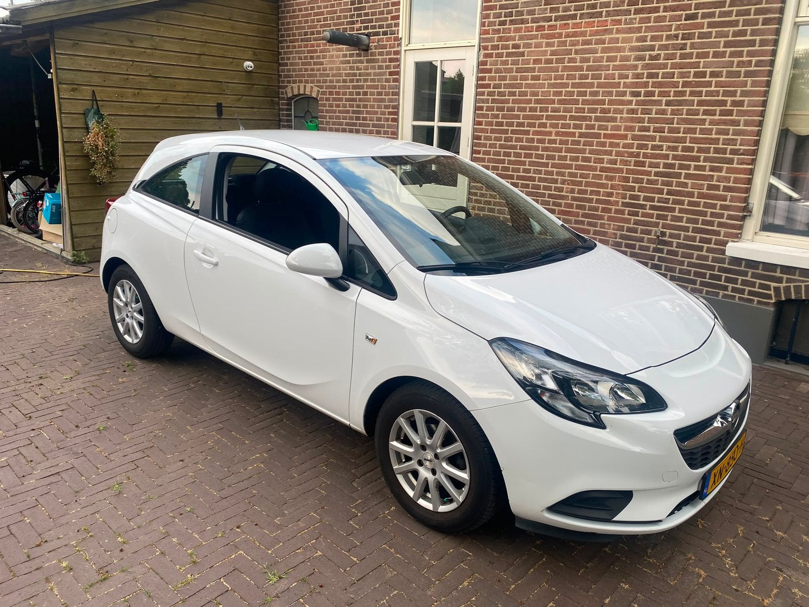 Opel Corsa 1.2 16V 3D 2015 veel opties, Voorwielaandrijving, Stof, 40 €/maand, Zwart