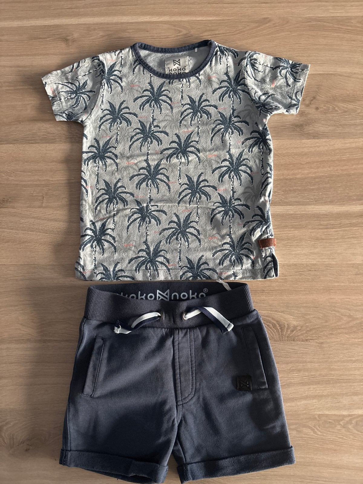 Koko Noko setje: T-shirt met palmboompjes en korte broek, Ophalen of Verzenden, Zo goed als nieuw, Jongen, Setje