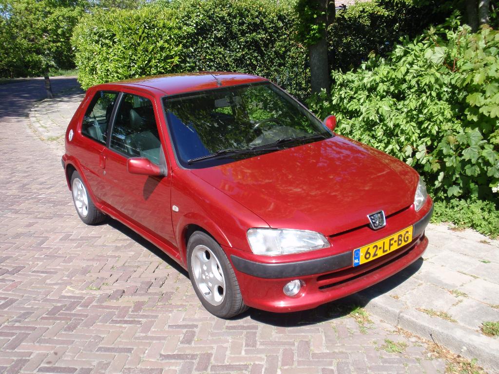 Peugeot 106 1.4 Sport nov. 2002 Rood + een 106 in Ice Blue., Voorwielaandrijving, Zwart, 4 cilinders, 400 kg