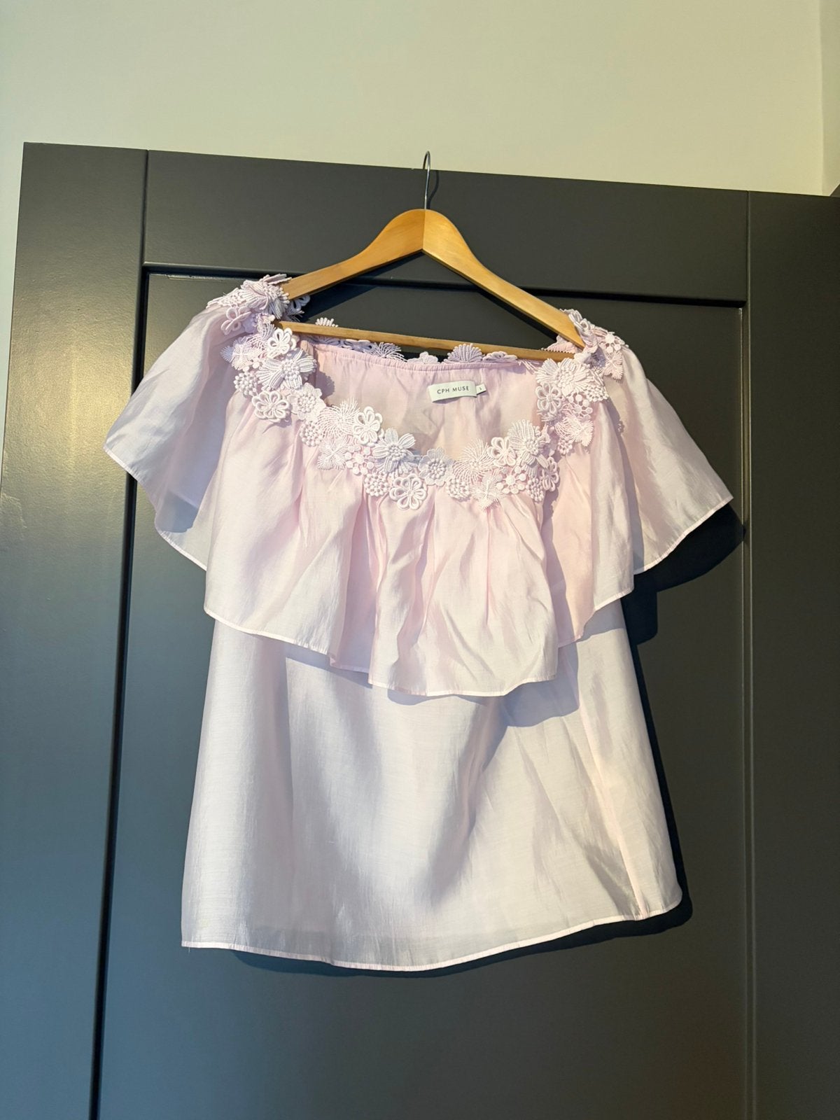 Prachtige glanzende lichtroze of shoulder top CPH Muse, Verzenden, Maat 42/44 (L), Zo goed als nieuw, Korte mouw