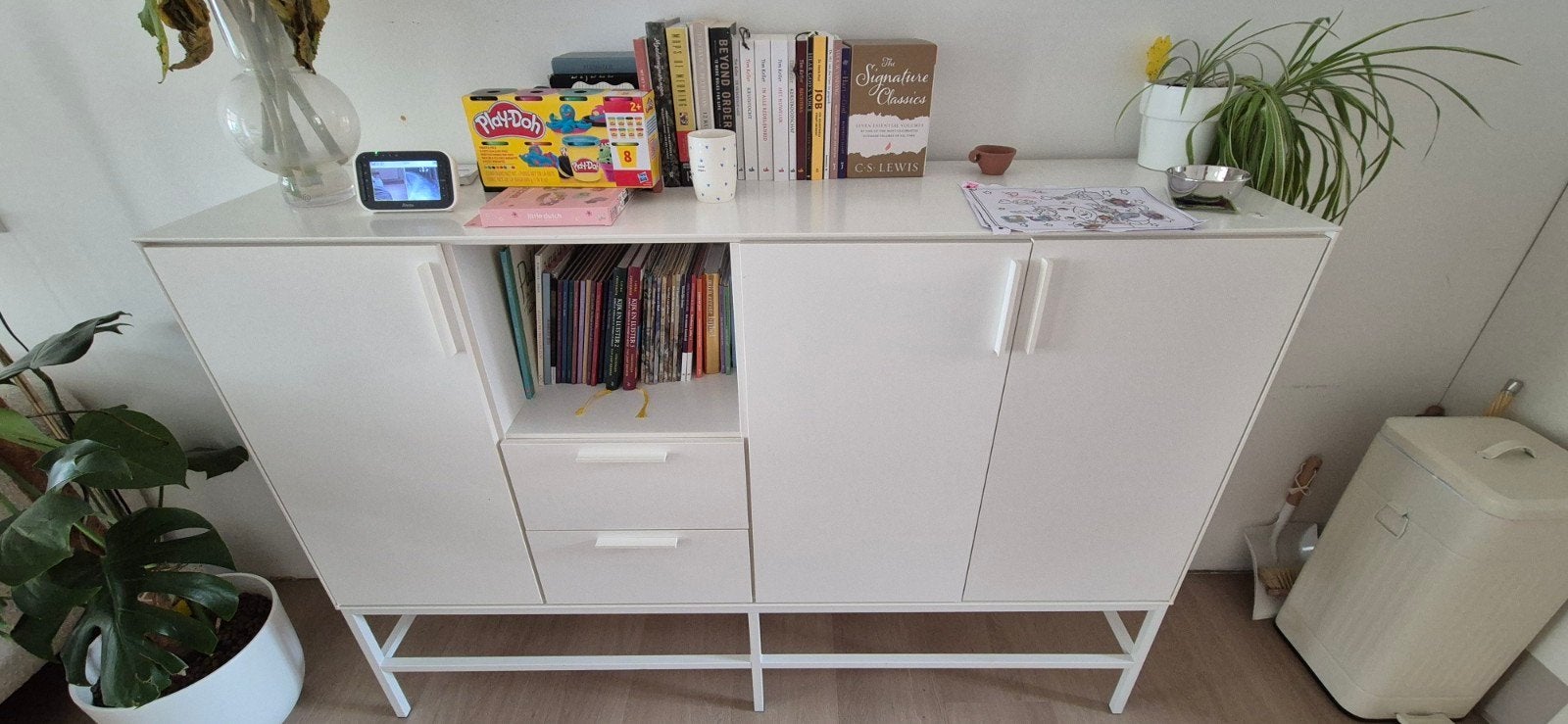 Wit dressoir, Ophalen