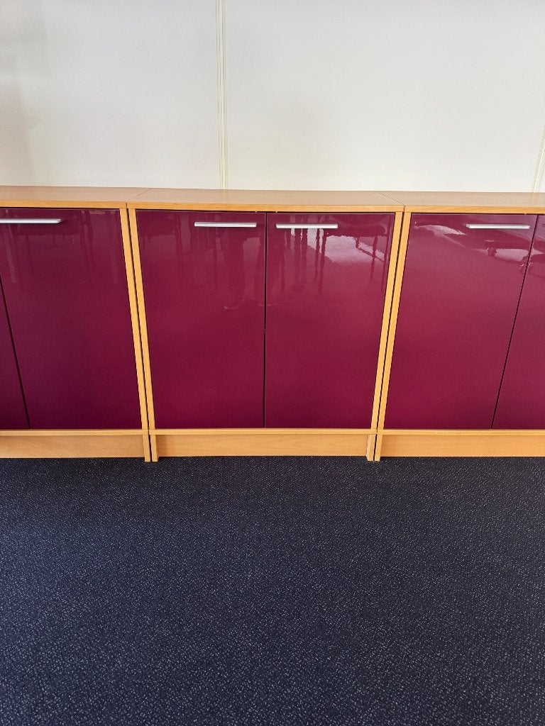 Moderne kastenset met bordeauxrode deuren, Ophalen, Gebruikt, Met lade(s), 50 tot 100 cm