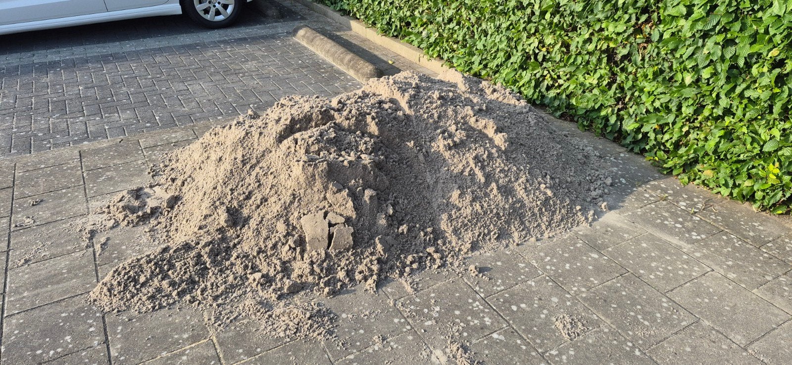 Gratis af te halen: 10 kruiwagens schoon straatzand, Tuin en Terras, Zand, Ophalen of Verzenden, Gebruikt, Straatzand