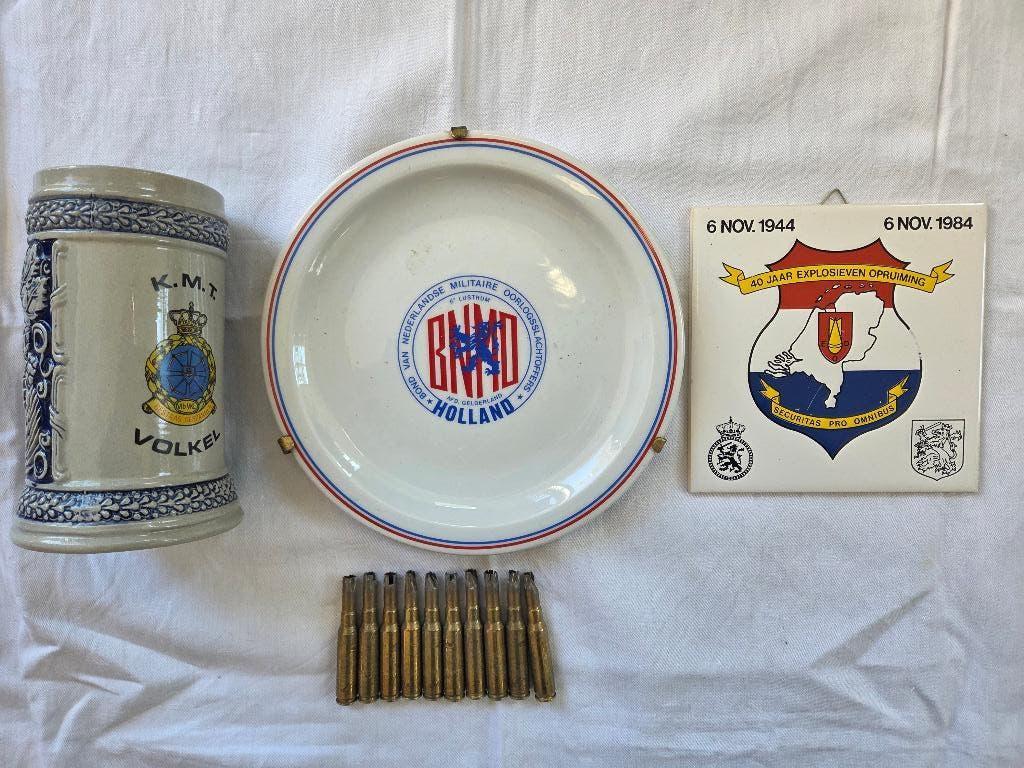 Bierpul KLU Volkel + bord BNMO + tegel EOD + 10 lege hulzen, Ophalen of Verzenden, Landmacht, Nederland, Hulzen of Bodemvondsten