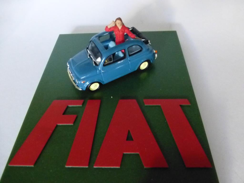 Fiat Nuova 500 Eco blauw diorama met dame in de auto, Ophalen of Verzenden, Zo goed als nieuw, Auto, Overige merken