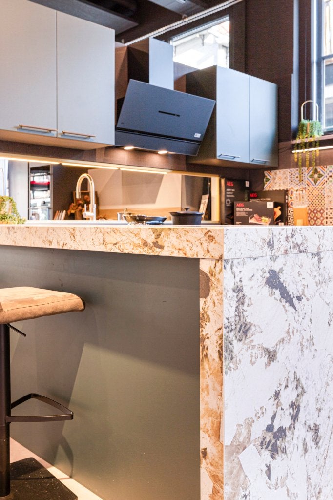Keuken showroom (nieuw) U model met bar, U-keuken, 2801CV, Nieuw, Hoogglans of Gelakt