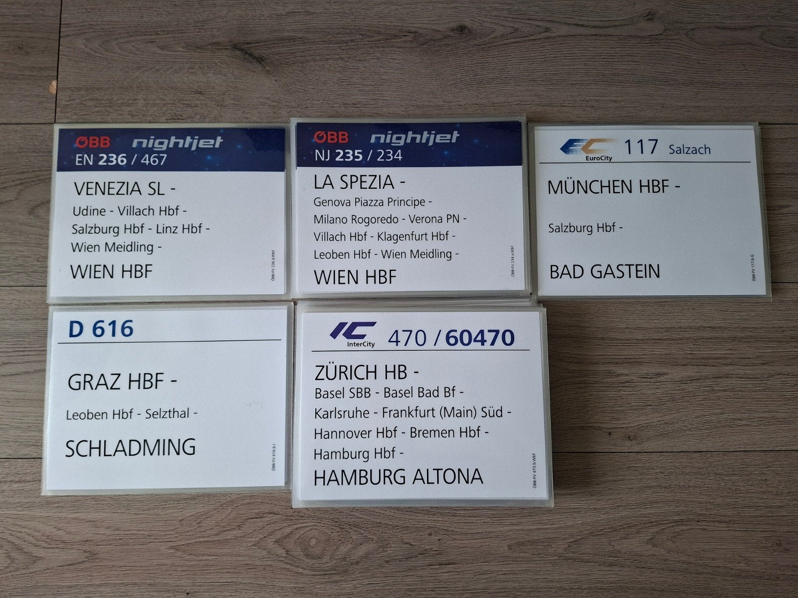 96x ÖBB koersbord van NJ, EN, EC, D, en IC, Verzamelen, Spoorwegen en Tramwegen, Ophalen of Verzenden, Gebruikt, Trein, Overige typen