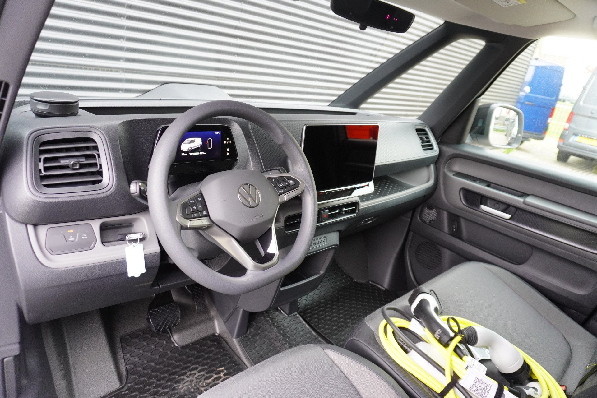Volkswagen ID. Buzz Cargo 79kWh Accu 286 PK Achterdeuren 3-Z, Auto's, Automaat, Dealer onderhouden, Gebruikt, Zwart