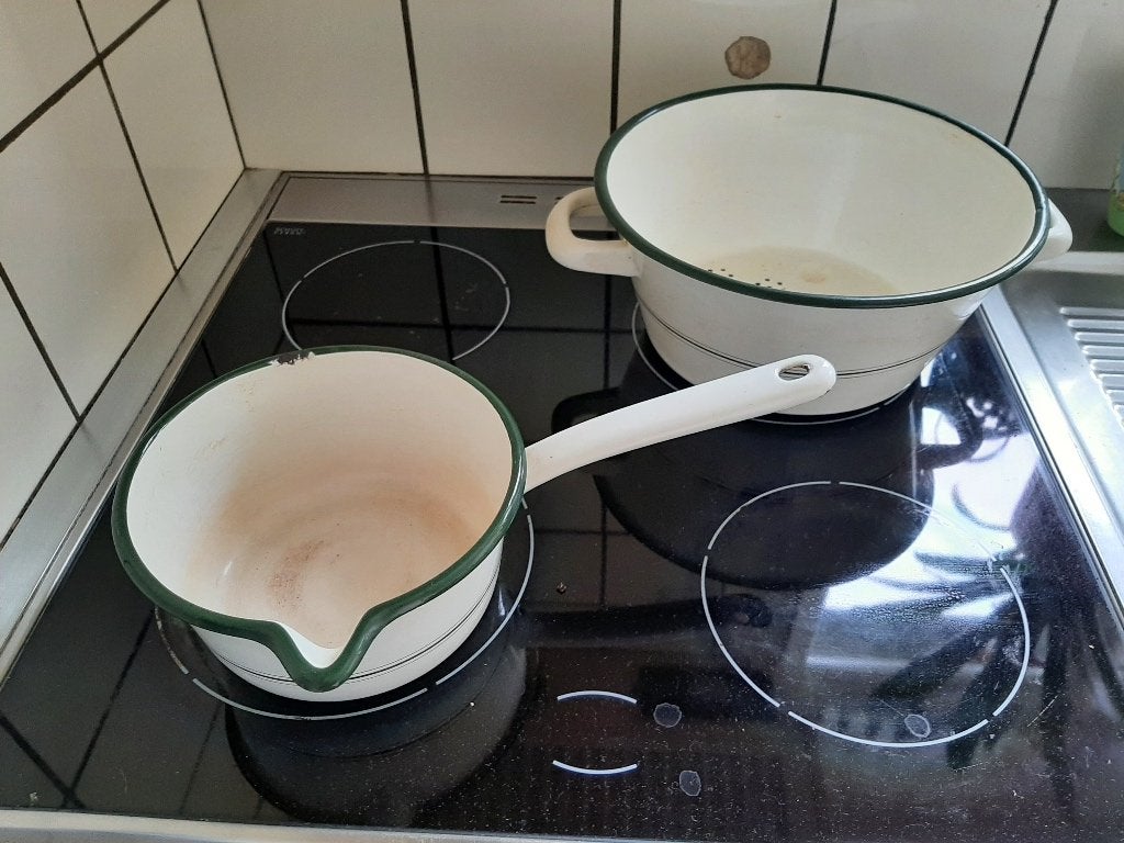 Emaille vergiet en steelpannetje, Antiek en Kunst, Antiek | Emaille, Ophalen of Verzenden