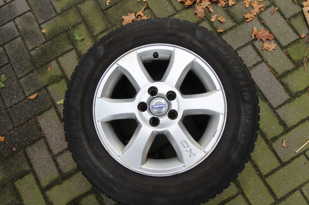 Set Michelin winterbanden op Volvo velgen - 6mm profiel, 16 inch, Banden en Velgen, Personenwagen, Gebruikt