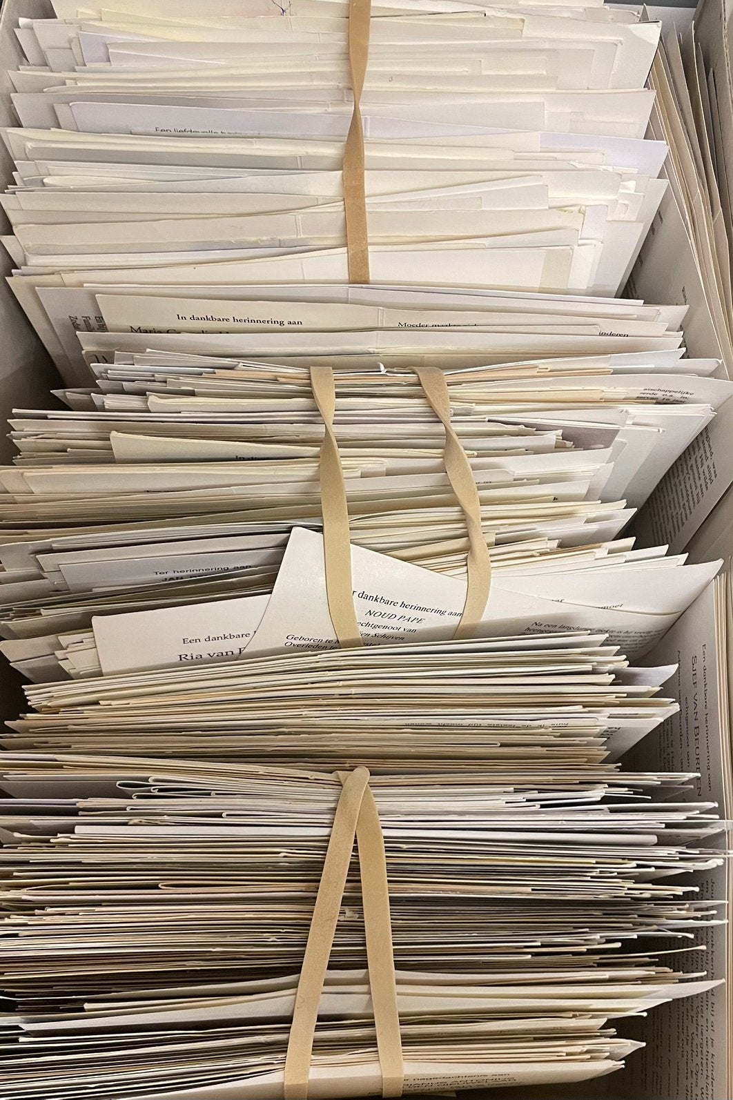 Schoendoos vol met Bidprentjes Haaren ,Helvoirt Moergetel ui, Ophalen of Verzenden