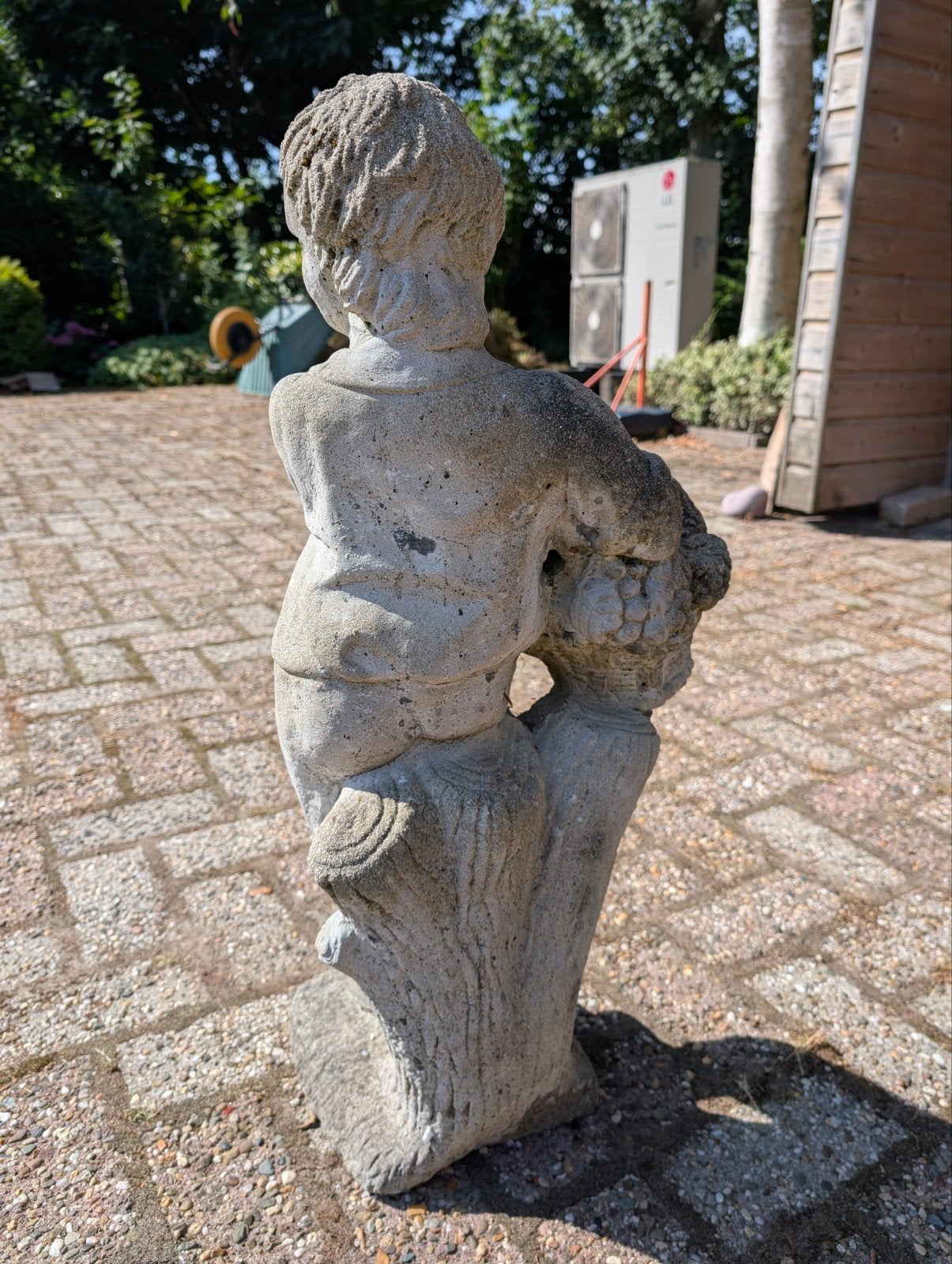 Vintage stenen beeld jongen met fruitmand, Tuin en Terras, Ophalen, Gebruikt, Beton, Mensenbeeld