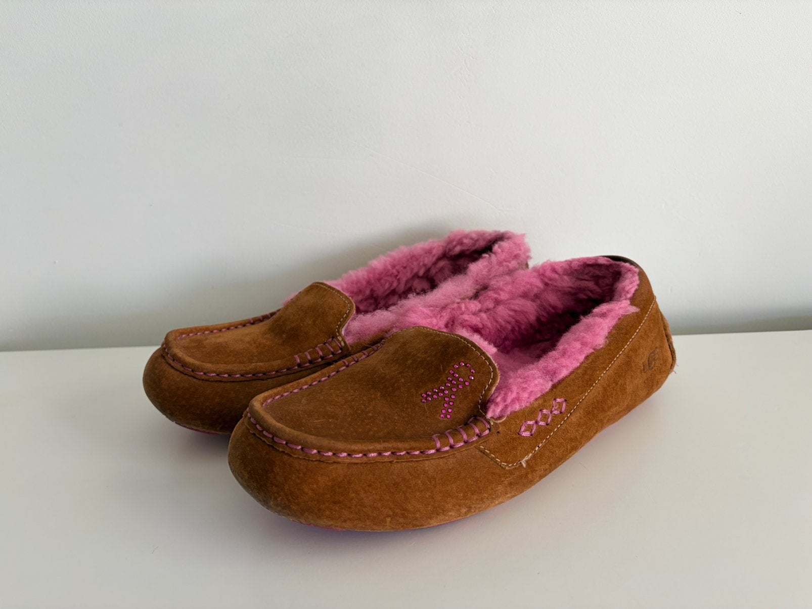 UGG pantoffels/instappers Ansley Pink Ribbon maat 37 ZGAN!!!, Kleding | Dames, Bruin, Instappers, Ophalen of Verzenden, Zo goed als nieuw