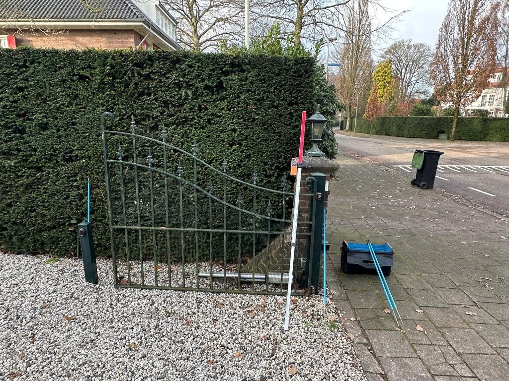 Massief stalen sierwerk draaipoort 3,64m breed, Ophalen, Met poort, Gebruikt, Sierhekwerk