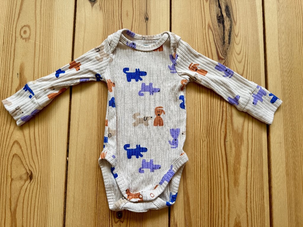 Romper / meegroeiromper HEMA - Beige Honden - maat 50 / 56, Nacht- of Onderkleding, Jongetje of Meisje, Nieuw, Ophalen of Verzenden