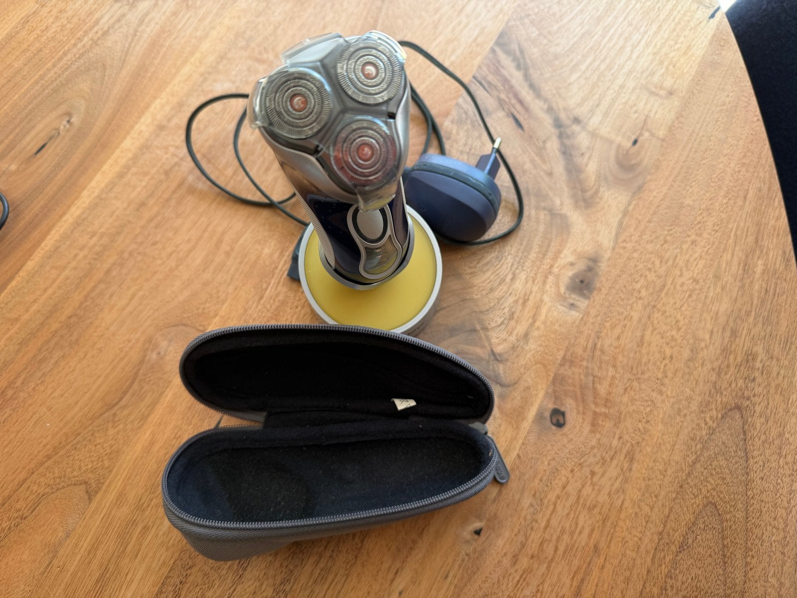 Philips scheerapparaat met houder, etui en oplader, Witgoed en Apparatuur, Persoonlijke-verzorgingsapparatuur, Ophalen of Verzenden